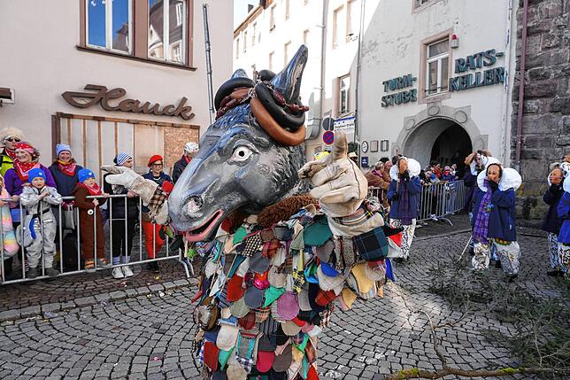 Bild 7: Villinger Fasnet-Umzug: Narren feiern bei strahlendem Sonnenschein – Die besten Bilder!