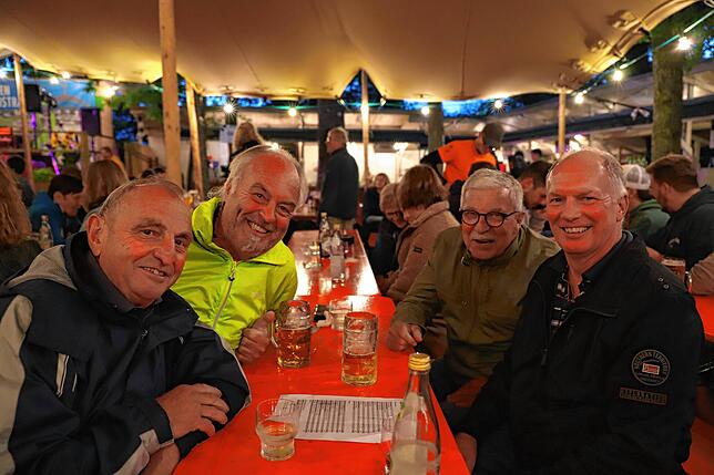 Bild 22: Gute Stimmung trotz schlechtem Wetter auf dem Ostracher Eichbühlfest