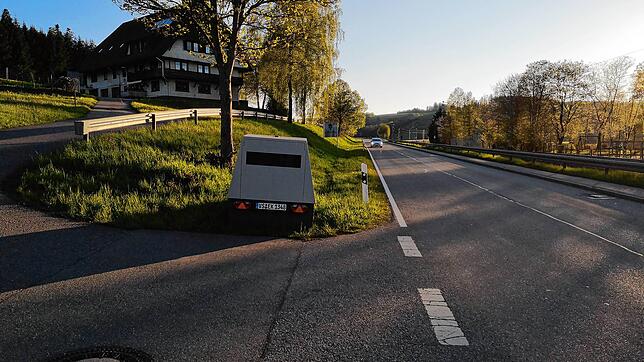 Ein teilstationärer Blitzer: Dieses Archivbild zeigt einen Blitzer des Schwarzwald-Baar-Kreises, der in St. Georgen am Ortsausgang in ...