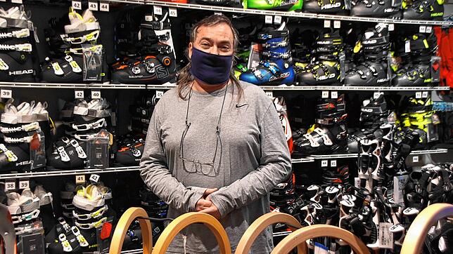Das Geschäft mit der Wintersportausrüstung läuft für Frank Sattler wegen des Lockdowns nicht gut.