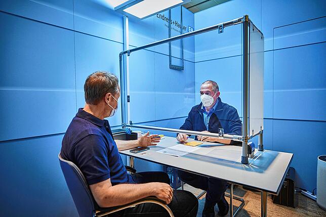 Bei Endress + Hauser in Maulburg werden die Mitarbeiter geimpft. Die Aufnahme zeigt das obligatorische Vorgespräch.