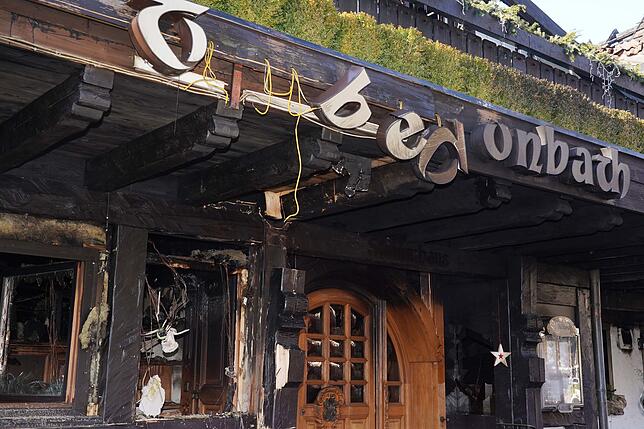 Verkohlte Trümmer des Eingangsbereichs und die zum Teil abgefallenen Buchstaben des Restaurants des Hotels „Traube Tonbach“ ...