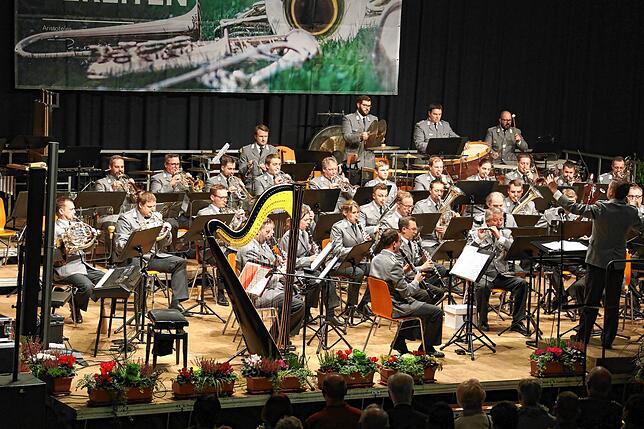 Bild 18: Volle Zuschauerreihen und gute Laune: Bilder vom Benefizkonzert mit dem Heeresmusikcorps
