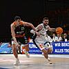 Der Schwenninger Jacob Knauf (links) versucht, den Bremerhavener Matthew Freeman zu stoppen. Die Panthers zogen in den Duellen mit den ...