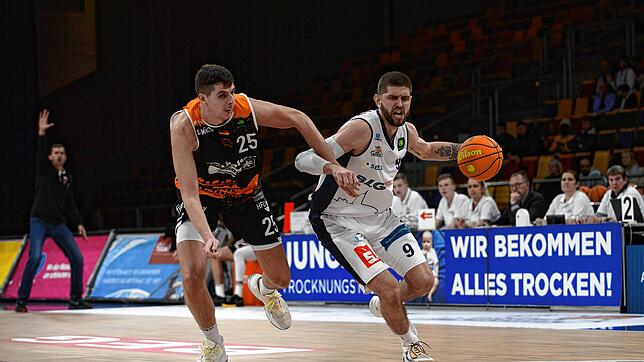 Der Schwenninger Jacob Knauf (links) versucht, den Bremerhavener Matthew Freeman zu stoppen. Die Panthers zogen in den Duellen mit den ...
