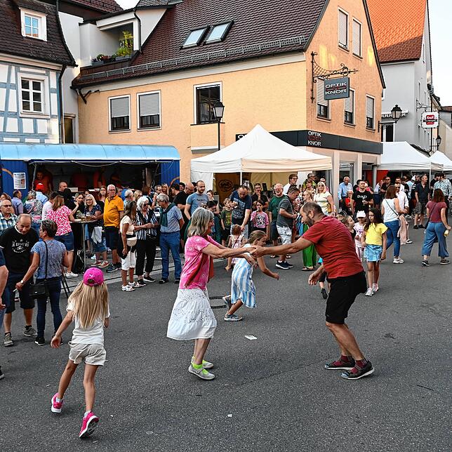 Am Marktplatz tanzen am Samstagabend die Besucher.