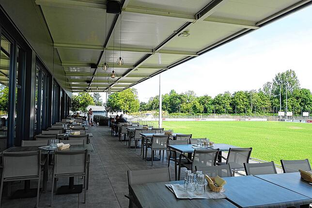 Die &bdquo;Restobar&ldquo; mit dem Fußballplatz des FSV Rheinfelden im Hintergrund.