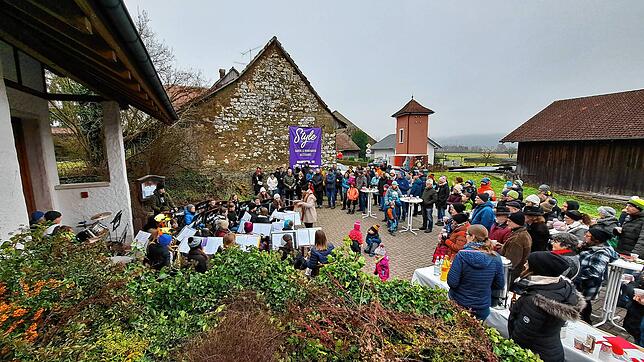 In Winterkleidung eingepackt lauschen die Besucher dem Jugendorchester Klettgau im Hohentengener Ortsteil Günzgen.