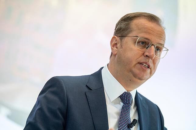 Jörg Stratmann, Geschäftsführer der Mahle GmbH, spricht auf der Bilanz-Pressekonferenz des Automobilzulieferers Mahle.