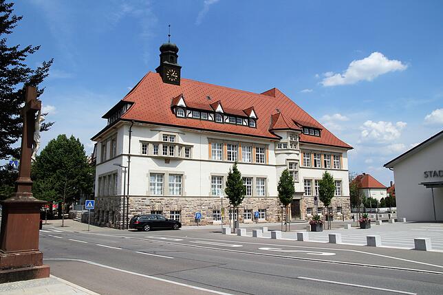 Das heutige Grundschulgebäude wird um die Jahrtausendwende 2000 innen und auch außen renoviert. Derzeit werden etwas über 160 Schüler ...