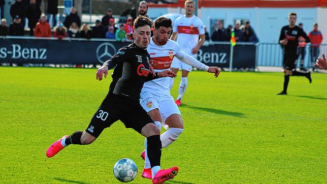 Flamur Berisha FC 08 Villingen (links) gegen Nikos Zografakis VfB Stuttgart II