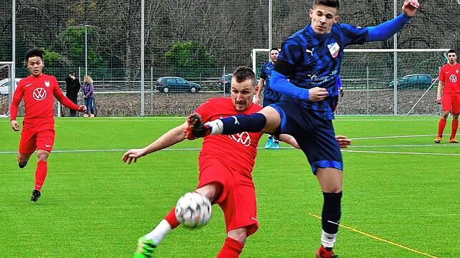 Künftige Teamkollegen: Marius Granacher (rechts) verlässt den VfB Waldshut zum Stadtrivalen FC Tiengen 08 und wird das gleiche Trikot ...