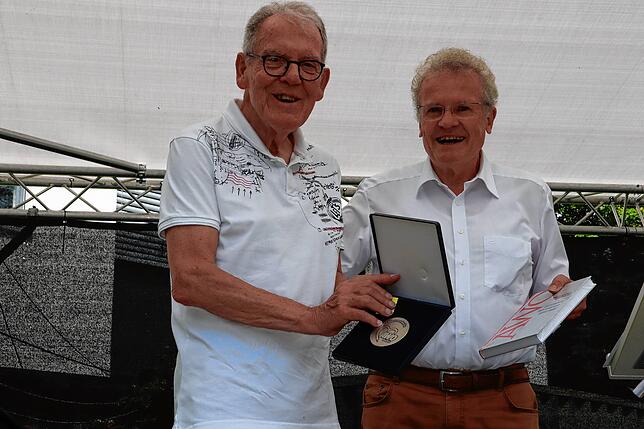 Dietmar Johann (links) erhält von Wilfried Pfeiffer, Vorsitzender des AWO-Bezirksverbands Baden, die Ehrenmedaille in Silber für seinen ...