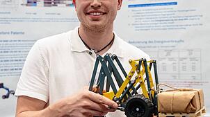 Jonas Heinzler aus Sauldorf-Boll holt mit seiner Radlader-Idee den ersten Preis des Artur Fischer Erfinderpreises. Bild: BW ...