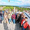 Ganz weit oben! Acht Abonnenten und ihre Begleitungen stehen bei „Der SÜDKURIER öffnet Türen“ auf der Dachterrasse der Ode Lofts im ...