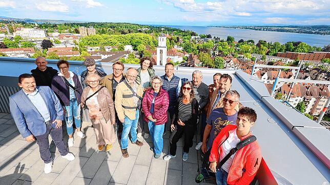 Ganz weit oben! Acht Abonnenten und ihre Begleitungen stehen bei „Der SÜDKURIER öffnet Türen“ auf der Dachterrasse der Ode Lofts im ...