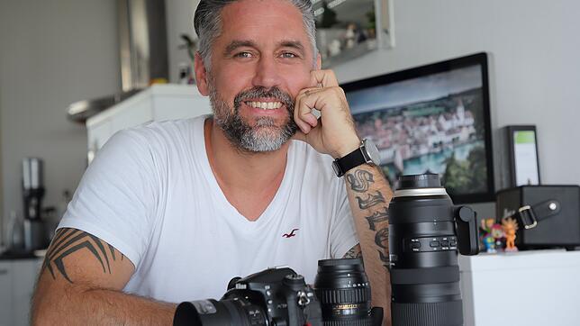 Der Fotograf und seine Ausrüstung: Oliver Neumann lebt seit 2001 im Hegau.