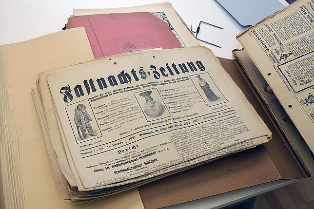 Bild 16: Alte Narrozeitungen neu im Archiv: Michael Bohrer zeigt die größten Schätze