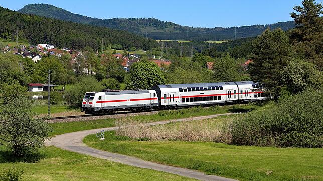Schnell, aber nicht schnell genug: Ein Intercity unterwegs auf der  Gäubahn. Bild: Deutsche Bahn
