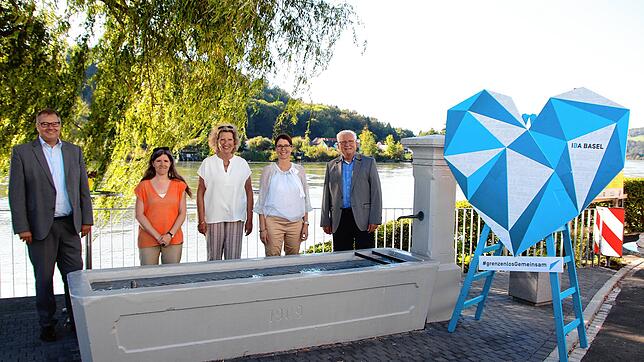 Der neue Brunnenplatz in Wallbach lädt zum Verweilen unter der alten Trauerweide mit Blick auf den Rhein ein. Jetzt ist der Platz ...