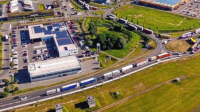 Ein alltägliches Bild: Dutzende von Lastwagen blockieren beim Zollhof zwischen Waldshut und Tiengen den Verkehr auf der B&nbsp;34. Ein ...