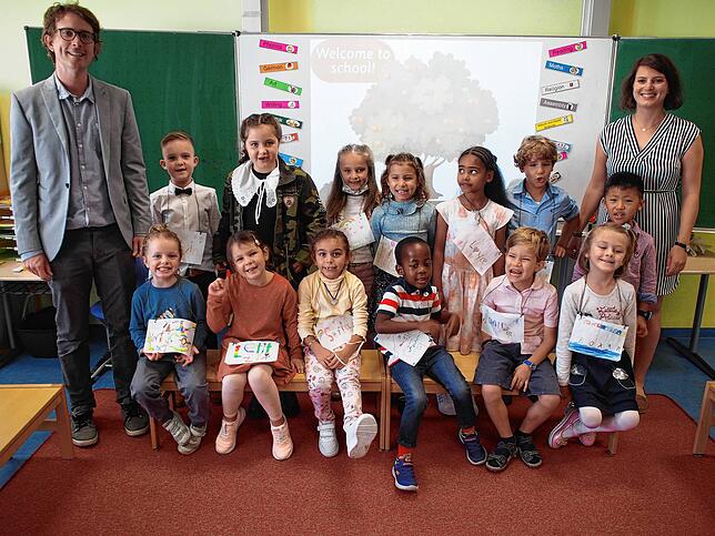 Swiss International School (SIS), Friedrichshafen: Die Erstklässler der Klasse Aoraki mit ihren Klassenlehrern Sandra Huber und Tristan ...