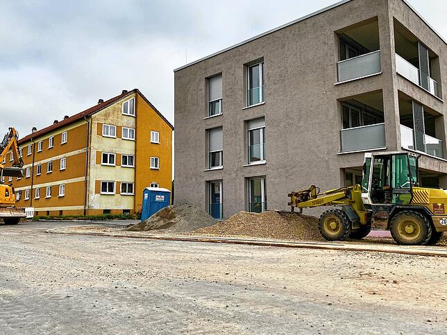 Alt neben neu: Das Gebäude Eintrachtstraße 22 (links) soll demnächst abgerissen werden.