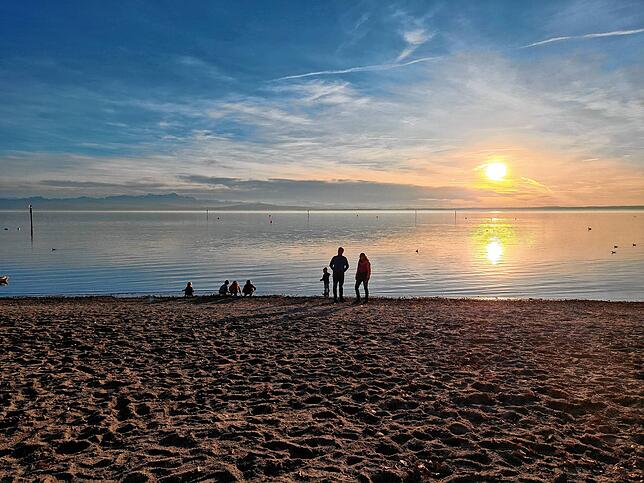 15 Grad an Neujahr &ndash; am Bodensee herrschen derzeit Temperaturen wie sonst auf Mallorca. Hier im Bild das Fischbacher Seeufer.