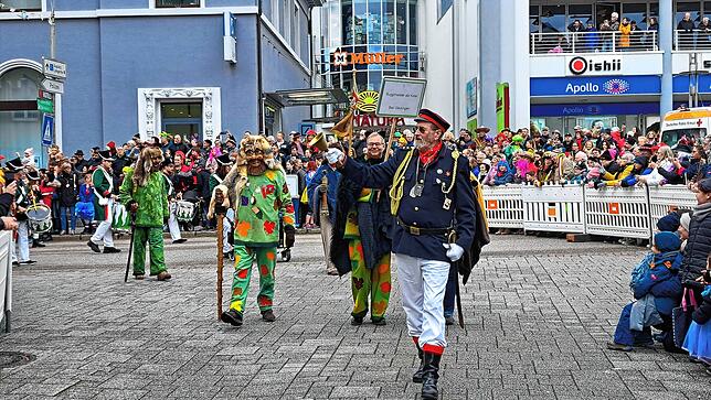 Der Narrenpolizist Günter Rünzi führt den Umzug an.