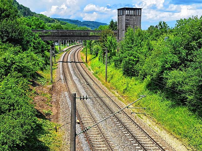 Die Bahnverbindung zwischen Singen und Engen ist nach dem Starkregen weiterhin gesperrt.