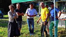 Jubiläumsfest auf der Weide: Landrätin Marion Dammann, Ortsvorsteher Götz Wiese, Bürgermeister Dirk Harscher (von links) gratulieren ...