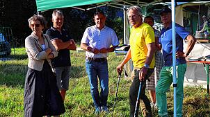 Jubiläumsfest auf der Weide: Landrätin Marion Dammann, Ortsvorsteher Götz Wiese, Bürgermeister Dirk Harscher (von links) gratulieren ...