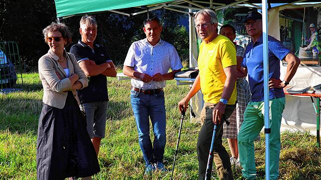 Jubiläumsfest auf der Weide: Landrätin Marion Dammann, Ortsvorsteher Götz Wiese, Bürgermeister Dirk Harscher (von links) gratulieren ...