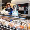 Anna Westermaier (links) und Isabelle Westermaier auf dem Waldshuter Wochenmarkt &ndash; Fisch in großer Auswahl ist bei ihnen erhältlich.