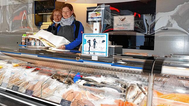 Anna Westermaier (links) und Isabelle Westermaier auf dem Waldshuter Wochenmarkt &ndash; Fisch in großer Auswahl ist bei ihnen erhältlich.