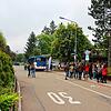Links Impfbus, rechts Schulhof: Für zwei Stunden konnte man sich am Dienstag in St. Georgen auf dem Rossberg impfen lassen. Für Schüler ...