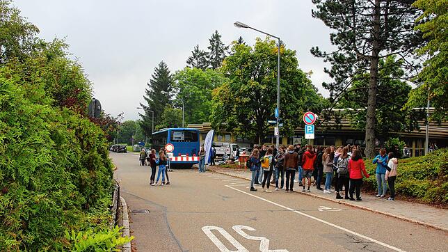 Links Impfbus, rechts Schulhof: Für zwei Stunden konnte man sich am Dienstag in St. Georgen auf dem Rossberg impfen lassen. Für Schüler ...