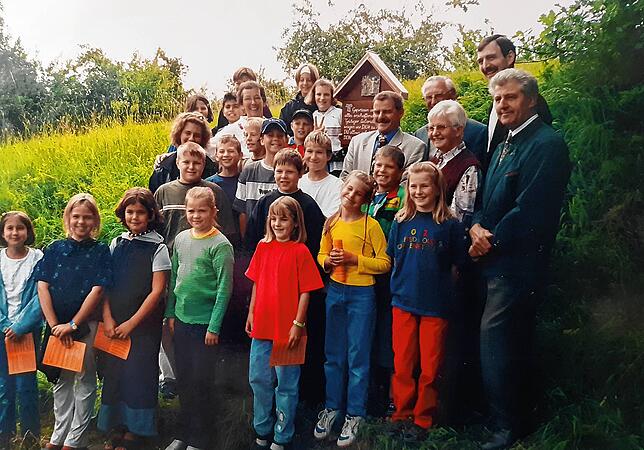 2000: Einweihung des Franziskuswegs mit Schülern, die die Motivtafeln hergestellt haben, mit Initiatorin Inge Klawiter (links oben ...