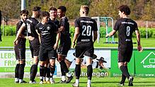 SC Konstanz-Wollmatingen feiert einen Auswärtserfolg bei der SpVgg F.A.L. Konstantin Hahn (Vierter von links) trifft zum 2:0 und freut ...