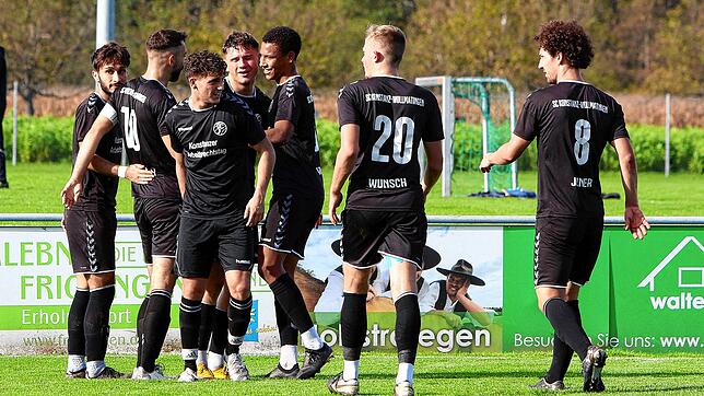 SC Konstanz-Wollmatingen feiert einen Auswärtserfolg bei der SpVgg F.A.L. Konstantin Hahn (Vierter von links) trifft zum 2:0 und freut ...