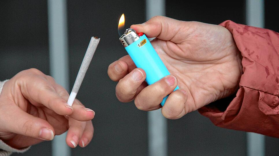 Seit 1. April ist es in Deutschland legal, Cannabis zu rauchen (Symbolbild). Doch welche Regelungen gelten in Singen?