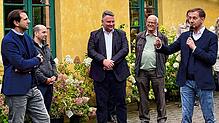 Zuletzt war der CDU-Ministerpräsident Michael Kretschmer (von rechts) vor drei Jahren in Bohlingen zu Gast. Hier erklärt er Anton Auer, ...