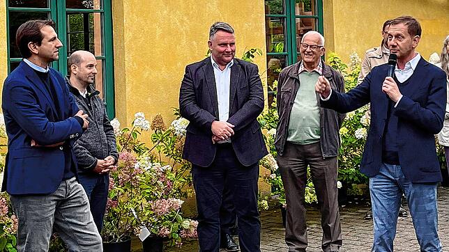 Zuletzt war der CDU-Ministerpräsident Michael Kretschmer (von rechts) vor drei Jahren in Bohlingen zu Gast. Hier erklärt er Anton Auer, ...
