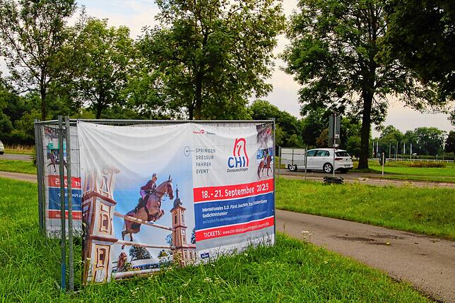 Überall wird in der Stadt für das Reitturnier CHI geworben. Ganz kurzfristig hat der Veranstalter dieses nun abgesagt.