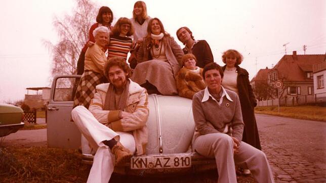 Winfried Thum (vorne links) 1976 mit seinen Konstanzer Kollegen. Das Bild entstand auf einem Betriebsausflug auf die Insel Reichenau. ...