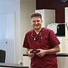 Sie sieht sie aus: Zahnarzt Karsten Stern aus Villingen zeigt eine Patienten-Nummer. Davon hat jeder seiner Patienten eine eigene. Im ...