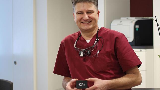 Sie sieht sie aus: Zahnarzt Karsten Stern aus Villingen zeigt eine Patienten-Nummer. Davon hat jeder seiner Patienten eine eigene. Im ...