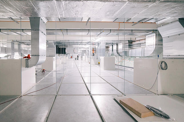 Mit einem einmaligen Lüftungs- und Filtersystem wird die riesige Halle staubfrei gehalten.