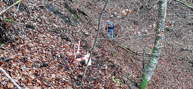 Solche Messinstrumente wurden bereits zur Probe im Bereich des Mondfelsens angebracht. Sie dienen dazu, Bewegungen im Erdreich oder an ...