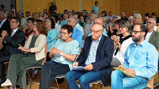 Der Festakt &bdquo;50 Jahre Zusammenschluss von Riedheim und Markdorf&ldquo; in der Leimbacher Mehrzweckhalle ist gut besucht. ...